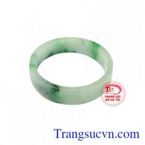Vòng tay ngọc cẩm thạch chất lượng được chế tác từ ngọc cẩm thạch thiên nhiên.