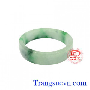 Vòng tay ngọc cẩm thạch chất lượng tỏa ra một nguồn năng lượng mạnh mẽ, ảnh hưởng tích cực tới người đeo.