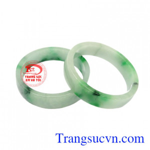 Vòng tay ngọc cẩm thạch chất lượng có giấy kiểm định uy tín.