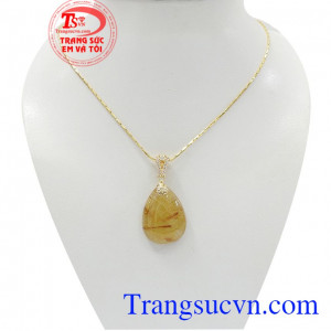 Bộ dây thạch anh tóc vàng tài lộc là bộ dây chuyền đẹp, sang trọng