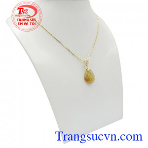 Thạch anh tóc vàng còn có ý nghĩa thu hút, mang lại may mắn trong tình duyên cũng như cải thiện các mối quan hệ trong cuộc sống