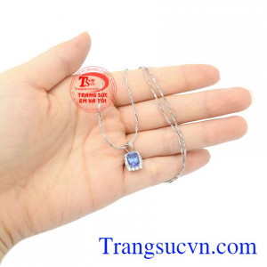 Bộ mặt dây nữ đá Iolite vàng trắng sang trọng.