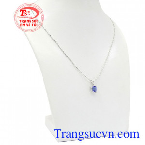 Bộ mặt dây nữ đá Iolite tôn lên vẻ sang trọng, hiện đại cho người đeo.