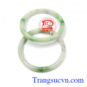 Cặp vòng ngọc cẩm thạch thiên nhiên tỏa ra một nguồn năng lượng mạnh mẽ, ảnh hưởng tích cực tới người đeo