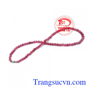 Ruby thiên nhiên hợp phong thủy mang lại sự thịnh vượng và may mắn cho người dùng. Chuỗi cổ ruby thiên nhiên đẹp