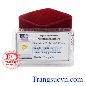 Đá Saphia vàng thiên nhiên chế tác theo hình giọt nước vô cùng sang trọng và tinh tế. 