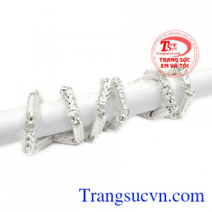 Dây chuyền bạc có thể kết hợp thêm mặt dây để tạo điểm nhẫn. Dây chuyền bạc nam thành đạt