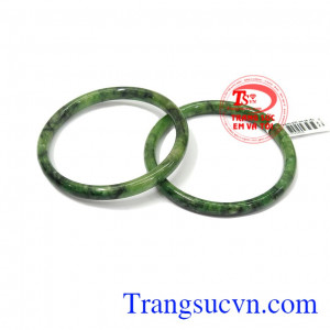 Đôi vòng ngọc nhỏ xinh ngọc Jadeite là sản phẩm được chế tác từ ngọc cẩm thạch thiên nhiên chất lượng