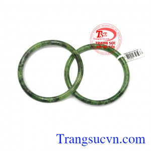 Từ thời xa xưa, con người đã cho rằng đeo ngọc trên người tốt cho vận khí, tốt cho sức khỏe, tốt cho tiền tài