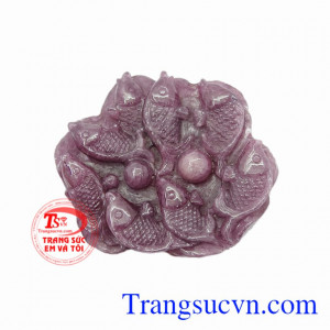 Mặt cá chép ruby may mắn là sản phẩm được chế tác tinh xảo từ đá ruby thiên nhiên.