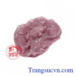 Theo dân gian, cá chép biểu tượng cho sự thăng tiến và công danh. Mặt đá cá chép ruby thiên nhiên