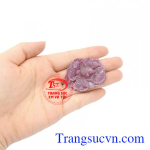 Mặt đá cá chép ruby thiên nhiên đẹp.