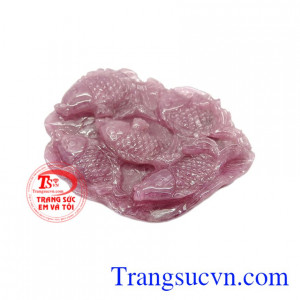 Cá chép cũng được xem là linh vật phong thủy có khả năng chiêu tài khí, tạo may mắn tài lộc cho gia chủ. Mặt đá cá chép ruby thiên nhiên
