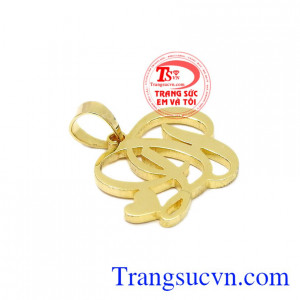 Mặt dây chữ ĐP được chế tác từ vàng tây 10k sáng bóng.