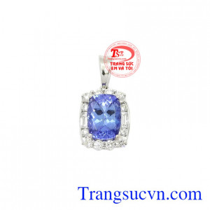 Mặt dây Iolite vàng trắng là sản phẩm được chế tác từ đá quý Iolite thiên nhiên và kim cương kiên nhiên tôn lên vẻ sang trọng, đẳng cấp cho người đeo.