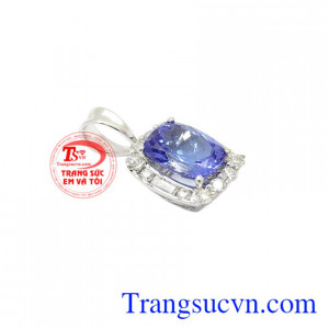 Mặt dây Iolite vàng trắng kết hợp cùng dây chuyền vàng trắng mang lại vẻ nữ tính, hiện đại cho phái đẹp.