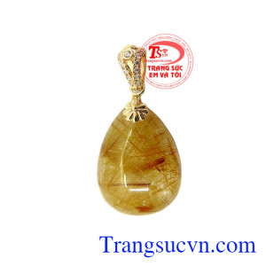 Mặt dây thạch anh tóc vàng tài lộc được bọc vàng 14k sang trọng, là điểm nhấn đặc biệt của sản phẩm