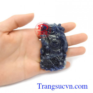 Mặt phật Di Lặc sapphire an nhiên phù hợp làm mặt dây chuyền đeo sang trọng, đẳng cấp và phong thủy.