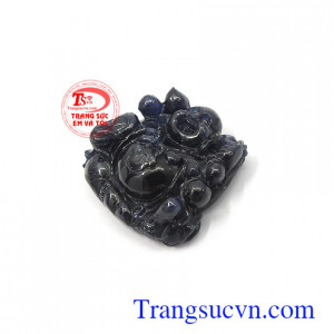 Người ta tin rằng nụ cười nội tâm của phật Di Lặc mạnh tới mức nó luôn tỏa sáng trên khuôn mặt hiền từ và Phật tới đâu ở đó có hạnh phúc Mặt phật Di Lặc sapphire hạnh phúc