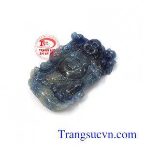 Mặt phật Di Lặc sapphire may mắn là biểu tượng của hạnh phúc, niềm vui, thịnh vượng và bình an, được nhiều người sử dụng như lá bùa hộ mệnh cho bản thân