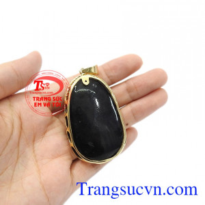 Mặt đá được bọc vàng đảm bảo độ bền đẹp. 