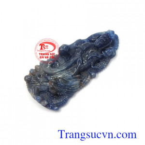 Mặt Quan Âm ngự long sapphire cát khí luôn là biểu tượng của sự bình an, lòng thánh thiện, bác ái, hướng phật, đem tới sự may mắn cho gia chủ