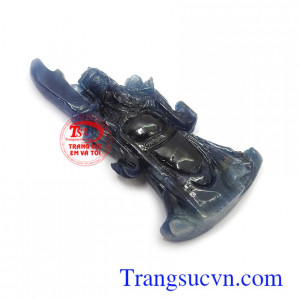 Mặt Quan Vân Trường sapphire tài lộc trong phong thủy có tác dụng trấn trách, mang lại tài lộc, thịnh vượng và củng cố quyền lực, địa vị trong công việc, xã hội cho người đeo
