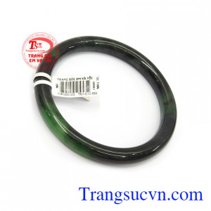 Vòng ngọc đẹp được đánh giá về màu sắc, độ cứng, độ tinh khiết cho vẻ đẹp