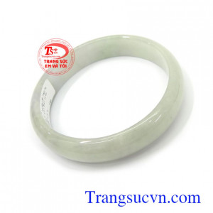 Ngọc jadeite vòng tay chứa nguồn năng lượng dồi dào, có tác dụng giải trừ tà khí, mang lại may mắn, bình an và thịnh vượng cho người đeo