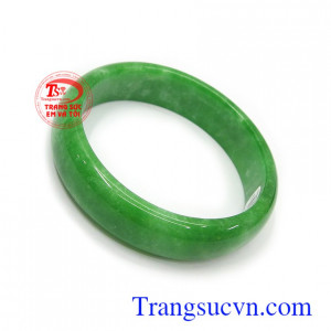 Ngọc Jadeite vòng tay có tác dụng tăng sự tập trung, giảm căng thẳng, giải trừ tà khí, mang nhiều bình an, may mắn và tài lộc cho người đeo