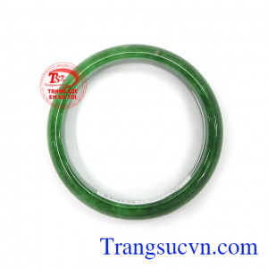 Ngoài ra, đeo vòng tay ngọc cẩm thạch còn giúp xua tan sự phiền muộn mang lại may mắn và thuận lợi trong công việc và cuộc sống