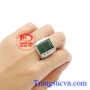 Nhẫn ngọc cẩm thạch dễ dàng kết hợp với các trang phục. Nhẫn nam ngọc cẩm thạch phong cách.