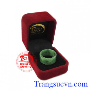 Nhẫn cẩm thạch có thể đeo ngón cái thể hiện sự mạnh mẽ của phái mạnh. Nhẫn nam ngọc phỉ thúy may mắn