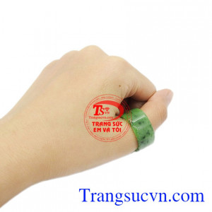 Đeo ngọc tốt cho khí huyết lưu thông, sức khỏe và tiền tài. Nhẫn nam ngọc phỉ thúy may mắn