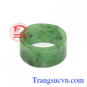 Đeo nhẫn nam ngọc phỉ thúy mang lại bình an may mắn.