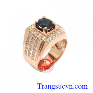 Nhẫn nam vàng hồng sapphire may mắn chế tác công nghệ cao cấp, đá sapphire thiên nhiên là lá bùa may mắn cho người mệnh mộc, mệnh thủy