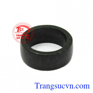 Nhẫn ngọc cẩm thạch cao cấp, từ thời xa xưa các vua chúa thường sử dụng ngọc để thể hiện sự sang trọng thể hiện đẳng cấp của bản thân. 