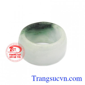 Nhẫn ngọc cẩm thạch hồi xuân được chế tác 100% từ đá ngọc cẩm thạch thiên nhiên đem lại cho quí khách hàng cảm giác tươi trẻ. 