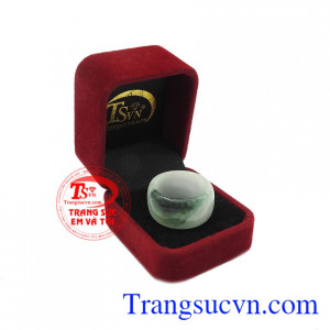 Nhẫn ngọc cẩm thạch là món quà ý nghĩa dành tặng cho bạn bè và người thân. Ngọc cẩm thạch hổi xuân.