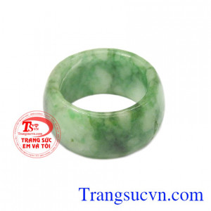 Nhẫn ngọc cẩm thạch như ý với 100% đá ngọc cẩm thạch thiên nhiên sẽ đem đến cho quý khách hàng một sự hài lòng như ý. 