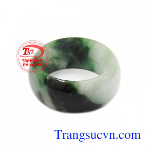 Nhẫn ngọc cẩm thạch phát tài được chế tác 100% đá ngọc cẩm thạch, từ đất nước Myanma trù phú, đem đến cho quý khách hàng may mắn, sung túc. 
