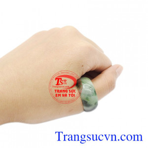 Ngọc cẩm thạch thiên nhiên thích hợp với nhiều mệnh. Nhẫn ngọc cẩm thạch phát tài