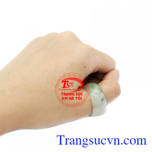 Sản phẩm được giao bán trên toàn quốc, có giấy kiểm định đá quý, đảm bảo chất lượng cao. Nhẫn ngọc cẩm thạch phong lưu