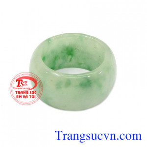 Nhẫn ngọc cẩm thạch thịnh vượng với 100% đá ngọc cẩm thạch thiên nhiên sẽ làm hài lòng quý khách hàng. 