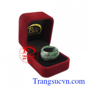 Ngọc cẩm thạch thiên nhiên hợp phong thủy, mang đến cho người dùng sự may mắn và bình an.