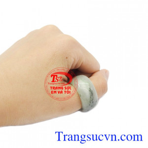 Sản phẩm được giao bán trên toàn quốc,có kiểm định đá quý,đảm bảo chất lượng cao.Nhẫn ngọc cẩm thạch tiền tài