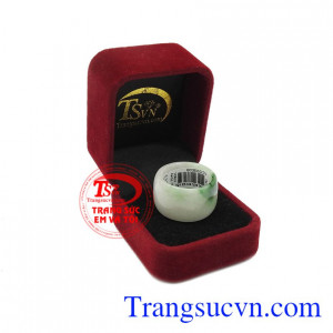 Sản phẩm có thể dành tặng cho người thân và bạn bè. Nhẫn ngọc cẩm thạch yêu thương.
