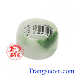 Nhẫn ngọc cẩm thạch tình yêu được chế tác 100 % từ đá ngọc cẩm thạch thiên nhiên. 