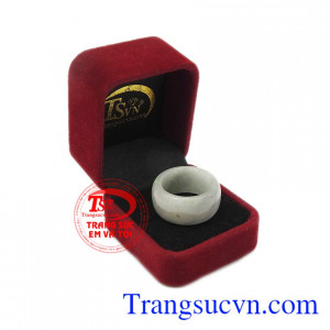Ngọc cẩm thạch thiên nhiên là đại diện cho sự quyền lực, phú quý. Nhẫn ngọc cẩm thạch trí tuệ.