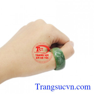 Đá cẩm thạch được cấu tạo bởi những hạt và sợi cực nhỏ kết dính vào nhau,đem lại cho người đeo cảm giác bén nhạy,tinh tế hơn. Nhẫn ngọc cẩm thạch vô giá